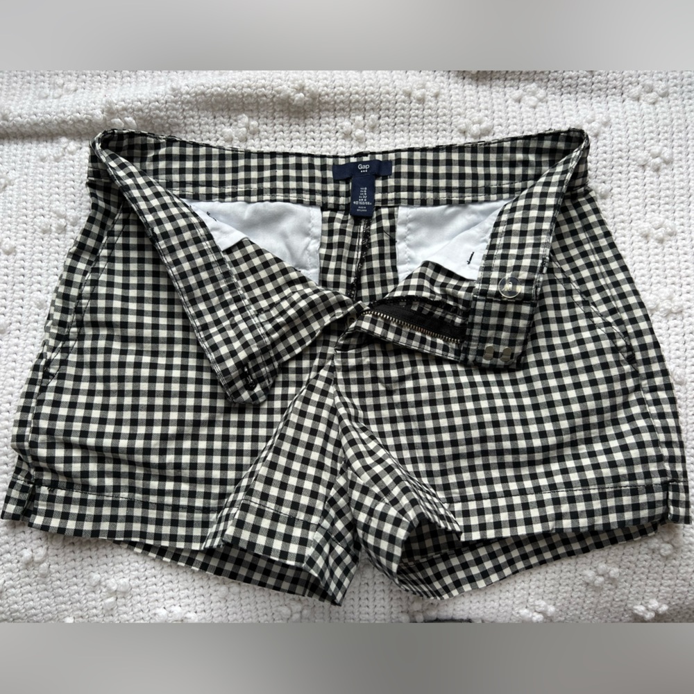 Gap 3 inch gingham black and white size 0 shorts like new, never worn